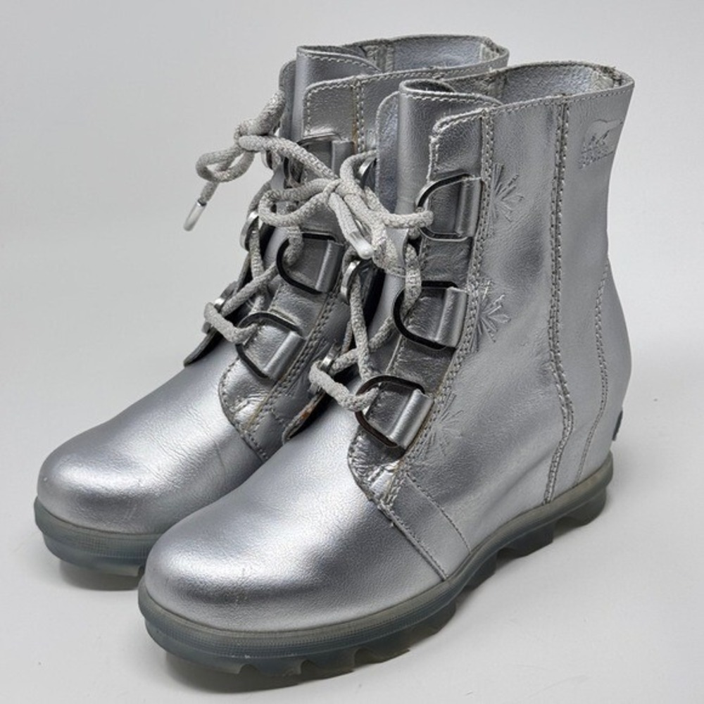 Sorel x Disney Joan of Arctic Wedge Frozen Boots – Silver, Girl's Size 2 - Picture 3 of 14